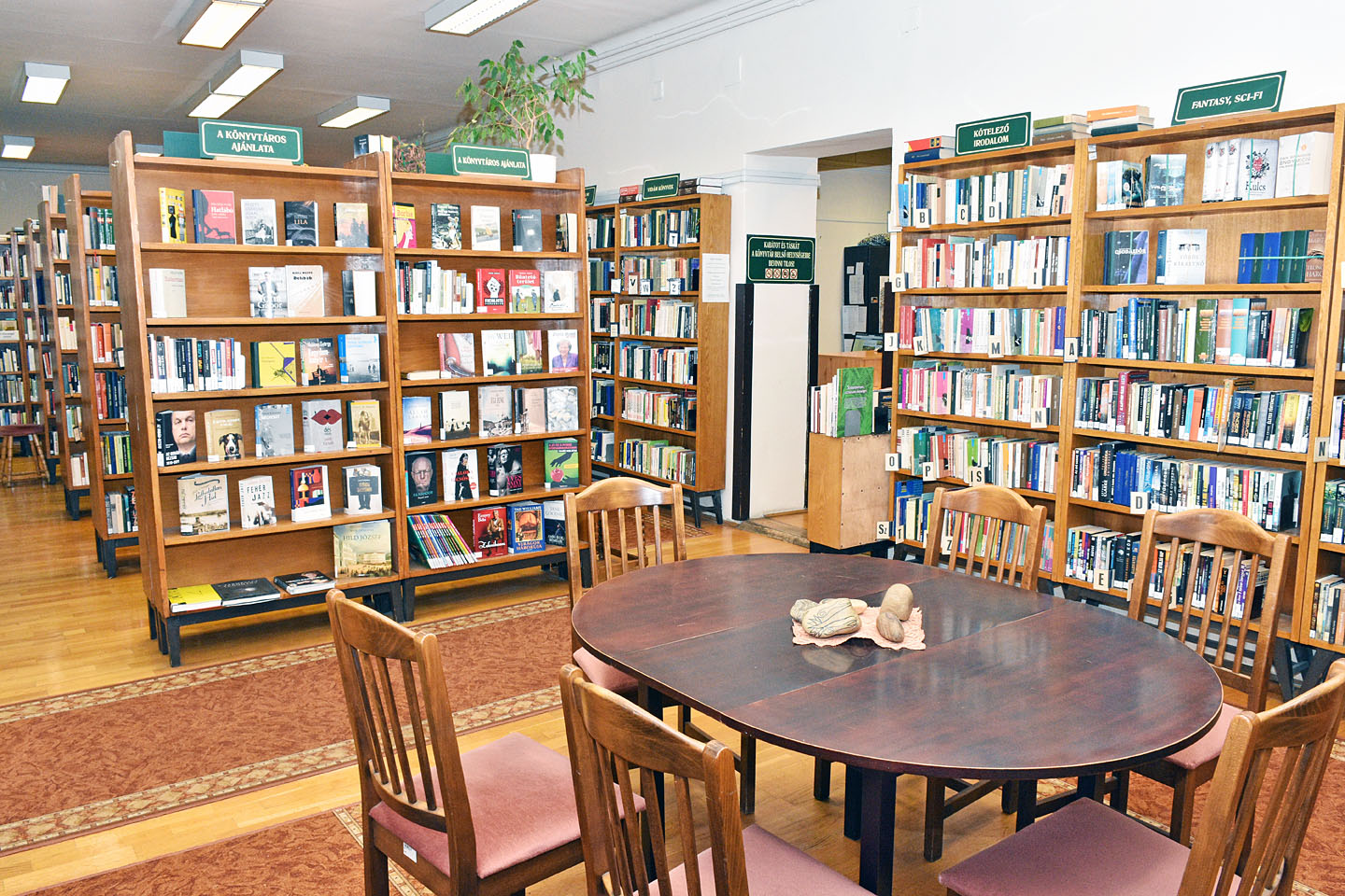 Tagkönyvtárak belső tereiről készült fotók
