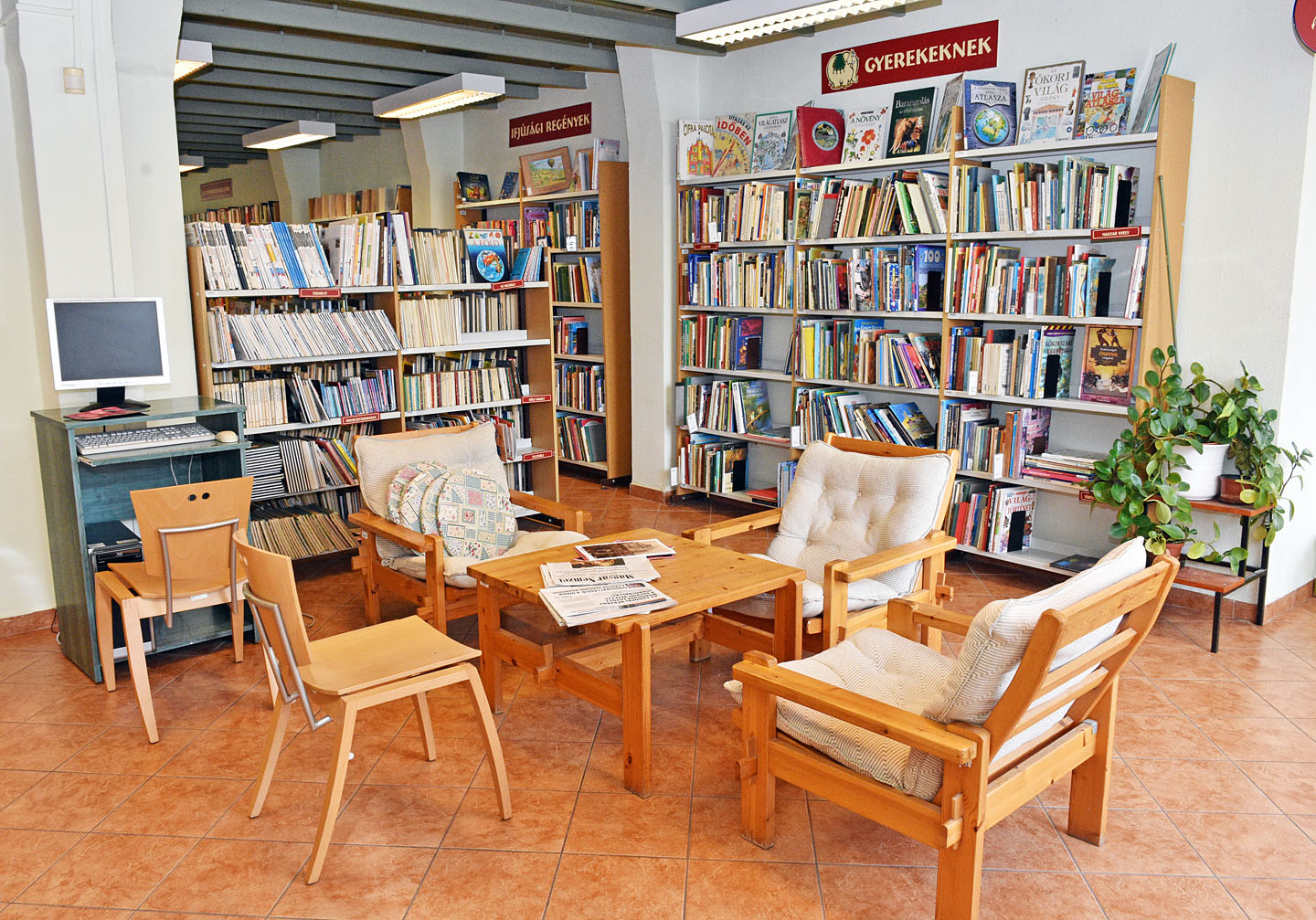 Tagkönyvtárak belső tereiről készült fotók