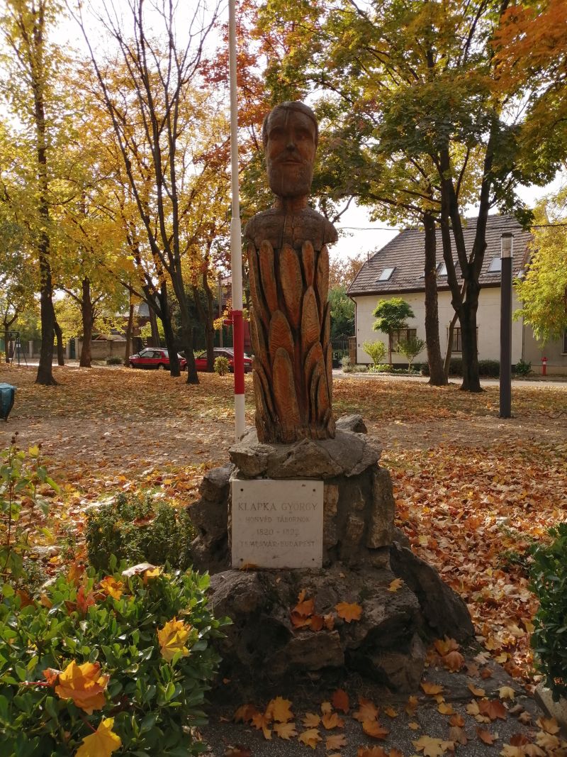 fényképek Klapka György faragott fa szobráról