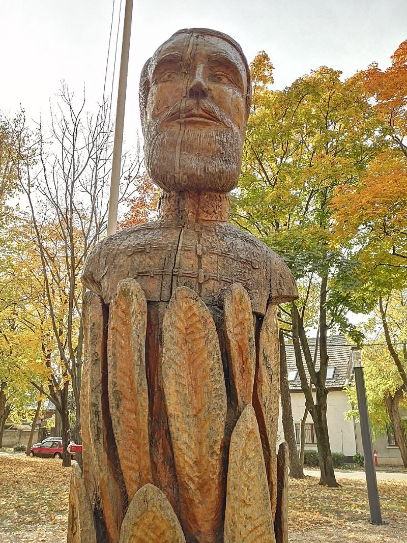 fényképek Klapka György faragott fa szobráról