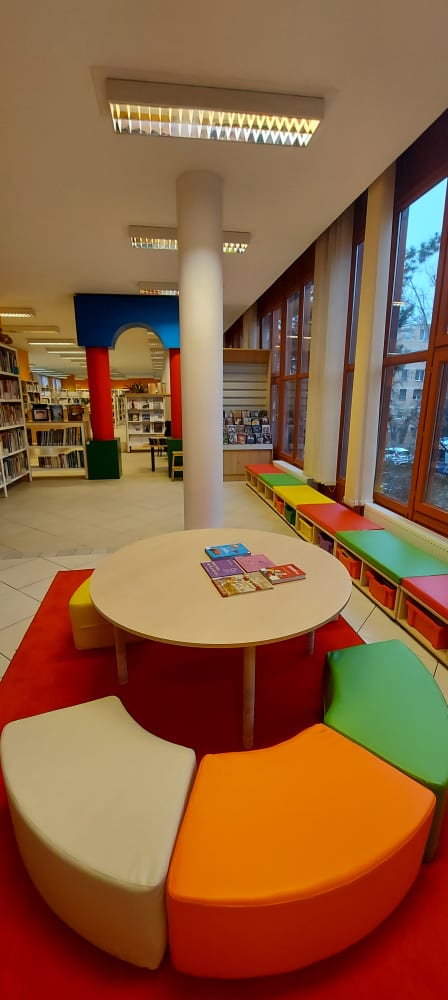 fotók a megújult gyerekkönyvtári részről