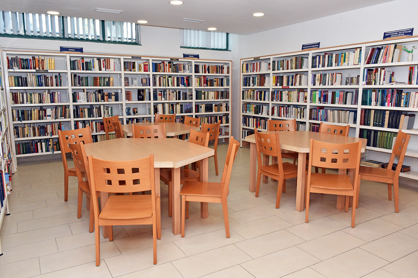 Fotók a könyvtár épületéről és belső tereiről