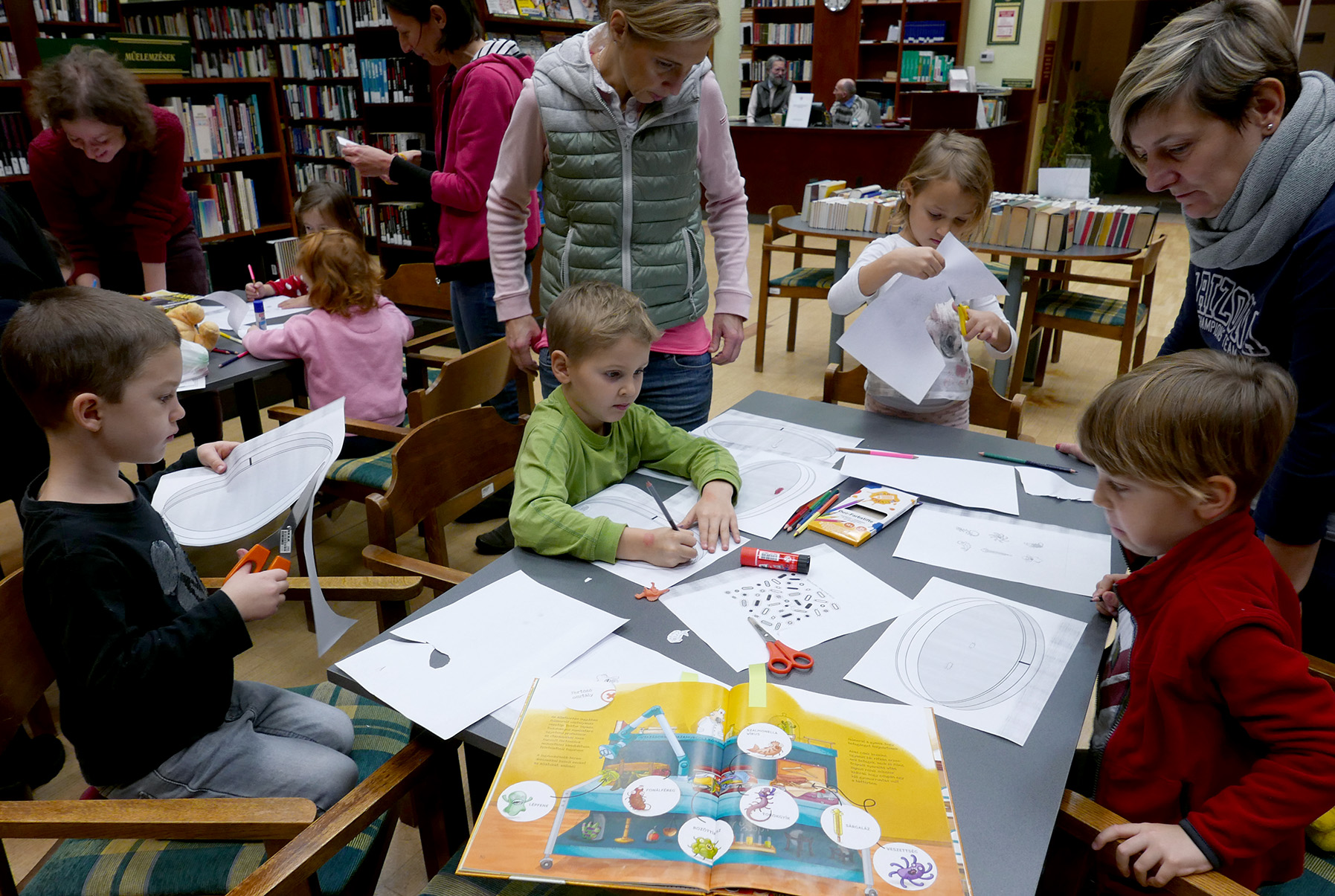 A programon készült fényképek a résztvevő gyerekekkel és kézműves alkotásokkal