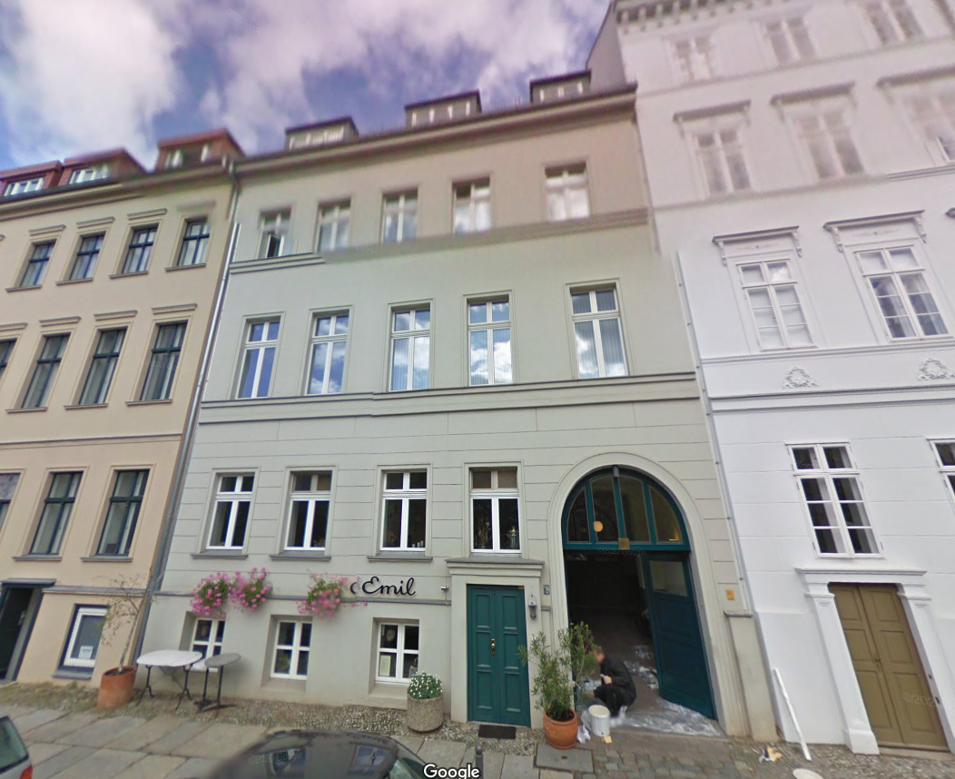 A Schumann utca 15. mai képe, földszintjén egy Emil nevű vendéglátóhellyel.