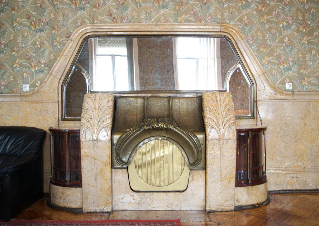 The fireplace in the parlour room