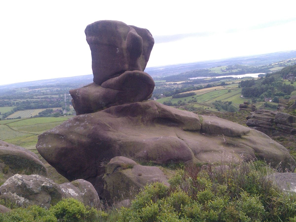 Már nem is Derbyshire-ben, de azért a határán találhatók a filmbéli sziklák, amelyekre Lizzy felmászik, hogy gyönyörködjön a kilátásban. Ezek a Ramshaw sziklák Staffordshire-ben. Fotó: Wikimédia