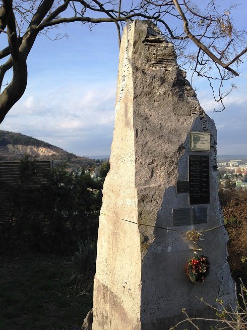 Obeliszk az elhunyt hegymászók emlékére