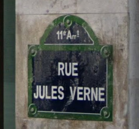 A regényben a Café du Chat Noir kávézó a Jules Verne utcában található, ez egy hasonló nevű utca táblája Párizsból.  Fotó: Google Maps