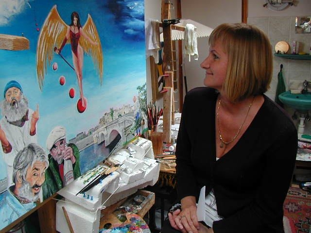 festményt néző nő fényképe