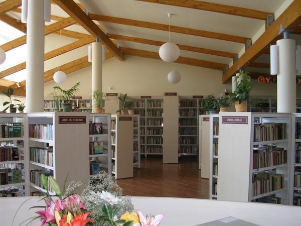 A könyvtár belseje