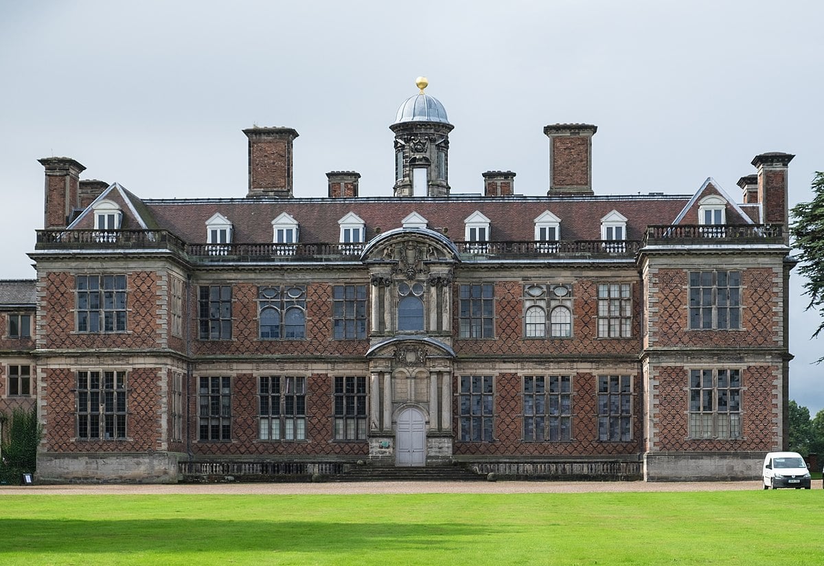 A pemberleyi belső helyszíneket a Sudbury Hall kastélyban forgatták, így néz ki kívülről. Fotó: geograph.org.uk