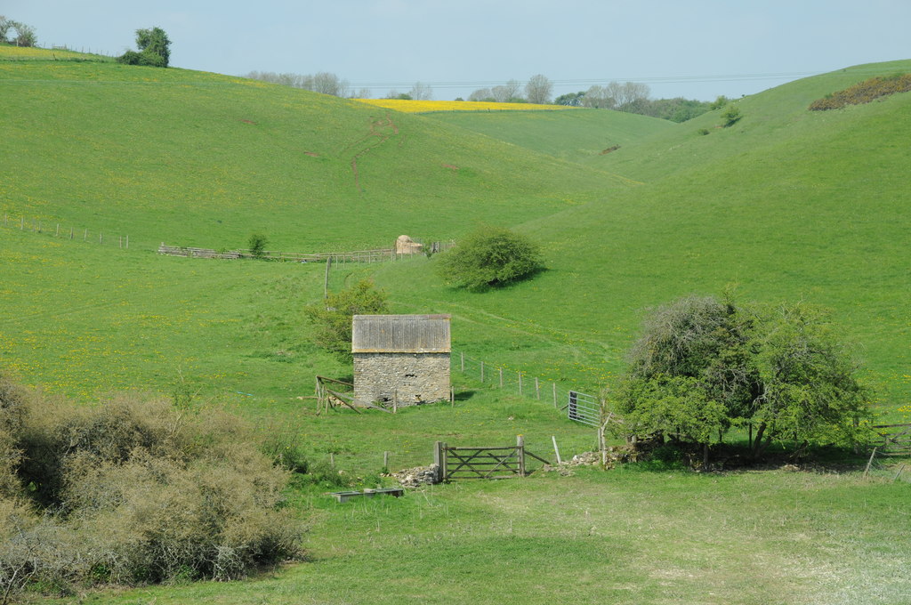 Egy gloucestershire-i vidéki táj, kerítésekkel, szorgalmi úttal