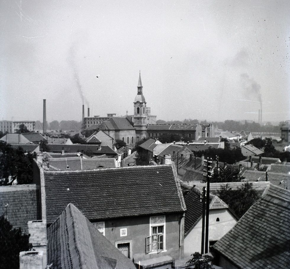 Házak és gyárkémények között az Újlaki templom 1942-ben