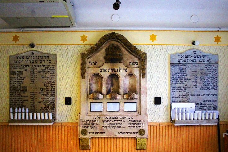 Memorials in the synagogue