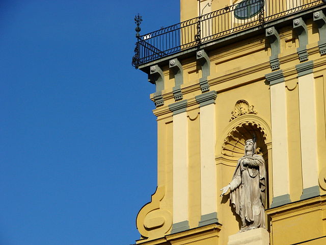 A torony Szent Teréz szobra