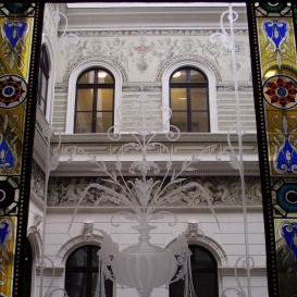 A palota belső üvegablaka.
