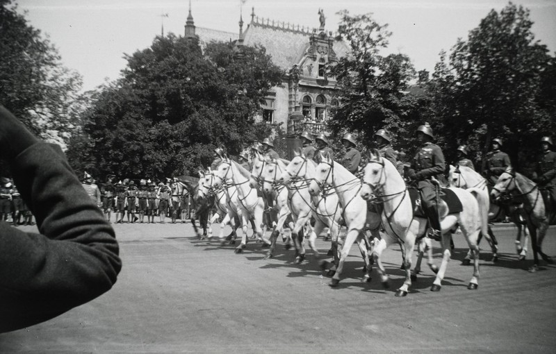Procession on Andrássy Road, with the Bulyovszky Mansion in the back