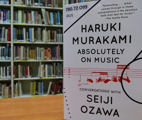 Murakami Haruki Absolutely on Music című könyv borítója