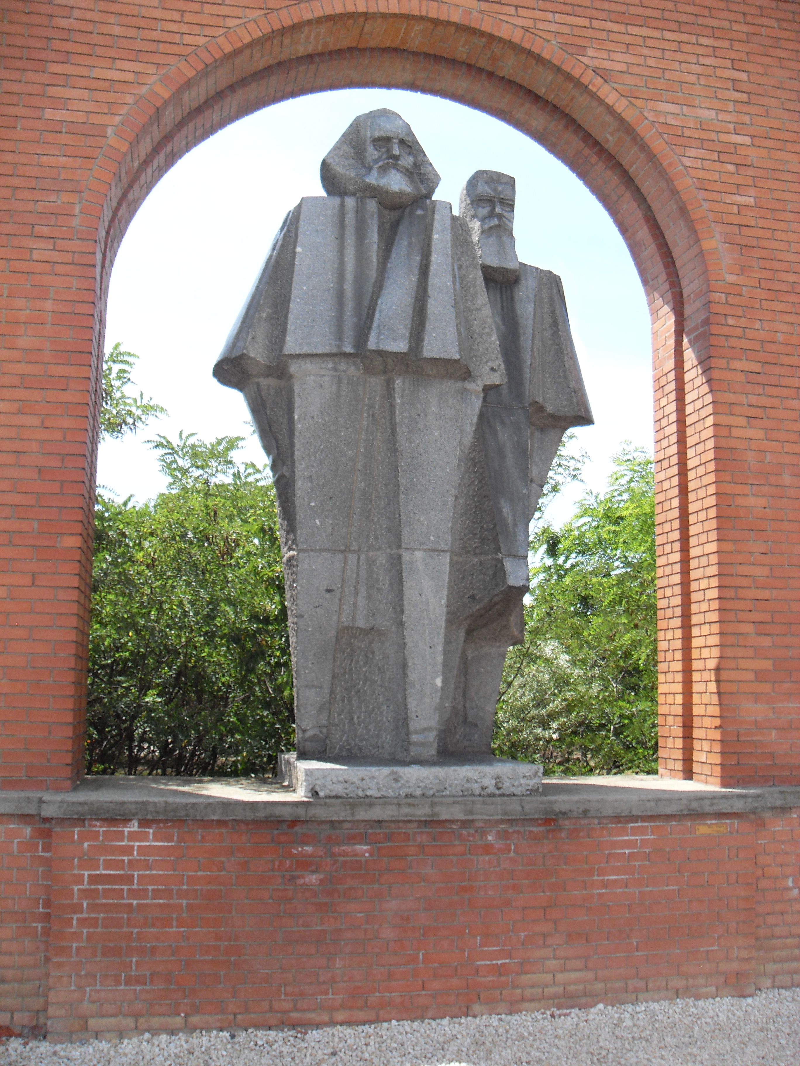 Fotón Marx és Engels szobra a budapesti Memento Parkban