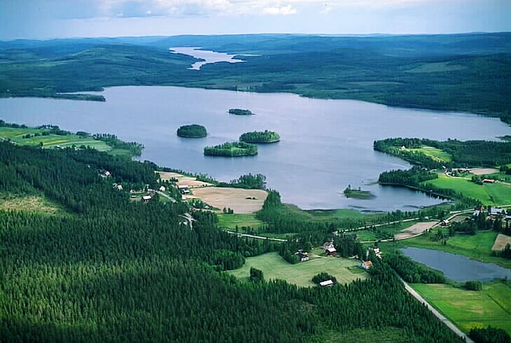 Västernorrland tartomány tó és szigetek látképével