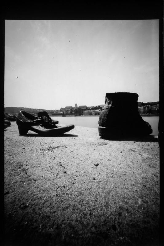 Feketefehér fotó a duna parti cipőkről