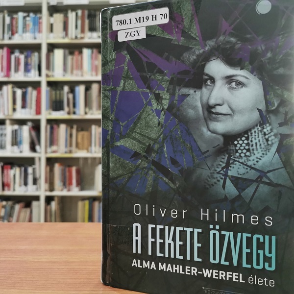 Oliver Hilmes A fekete özvegy Alma Mahler-Werfel élete című könyv borítója