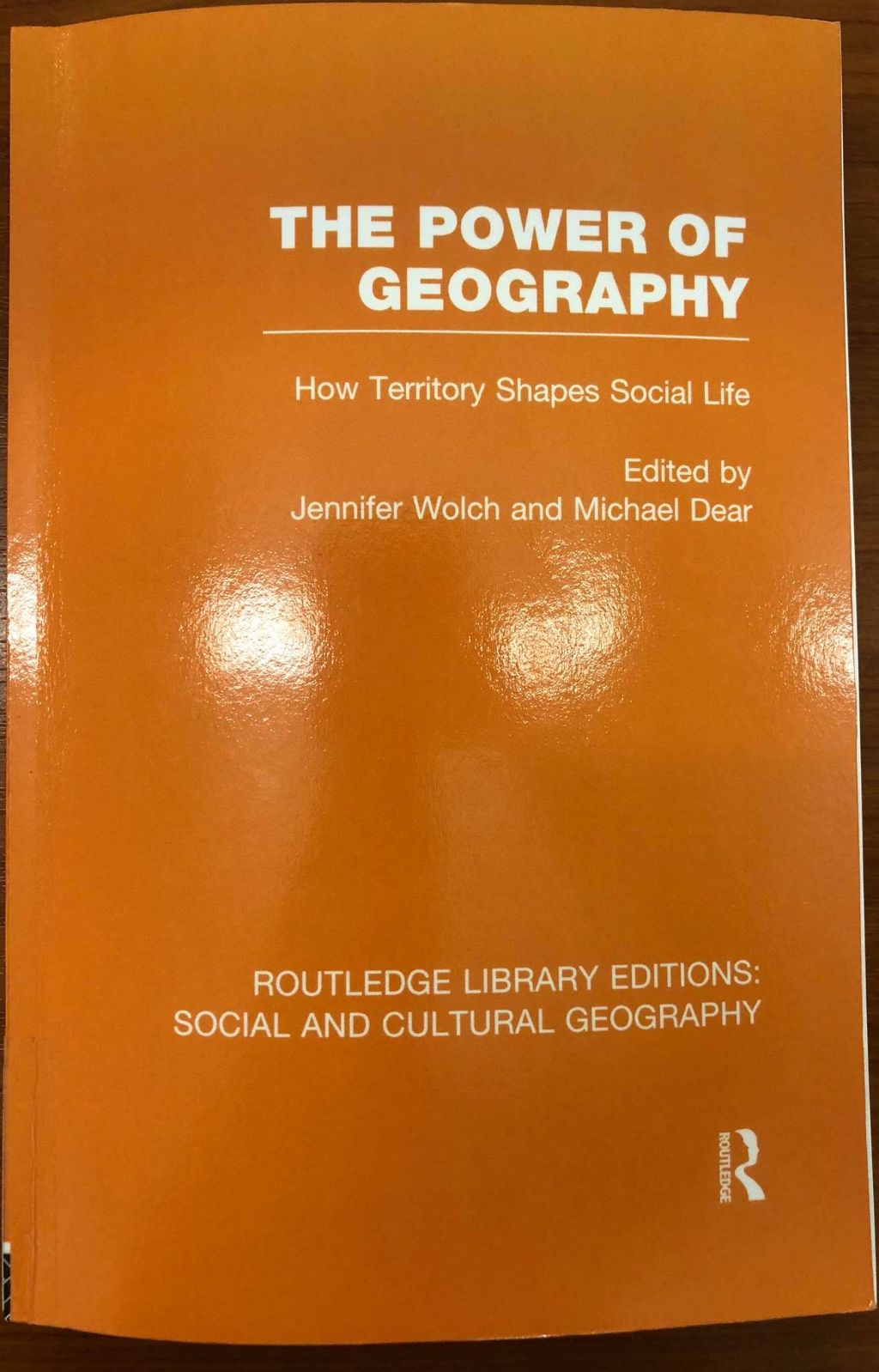 Jennifer Wolch és Michael Dear The Power of Geography című könyvének borítója