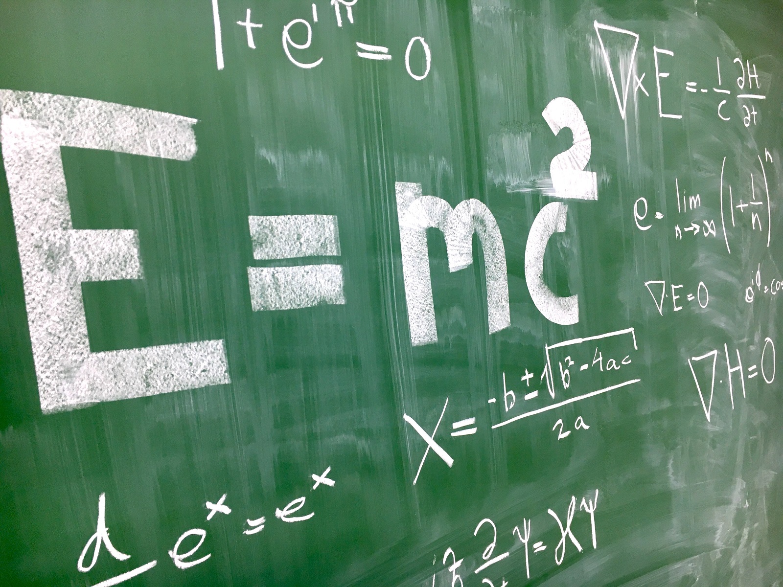 a híres egyenlet: e=mxc2