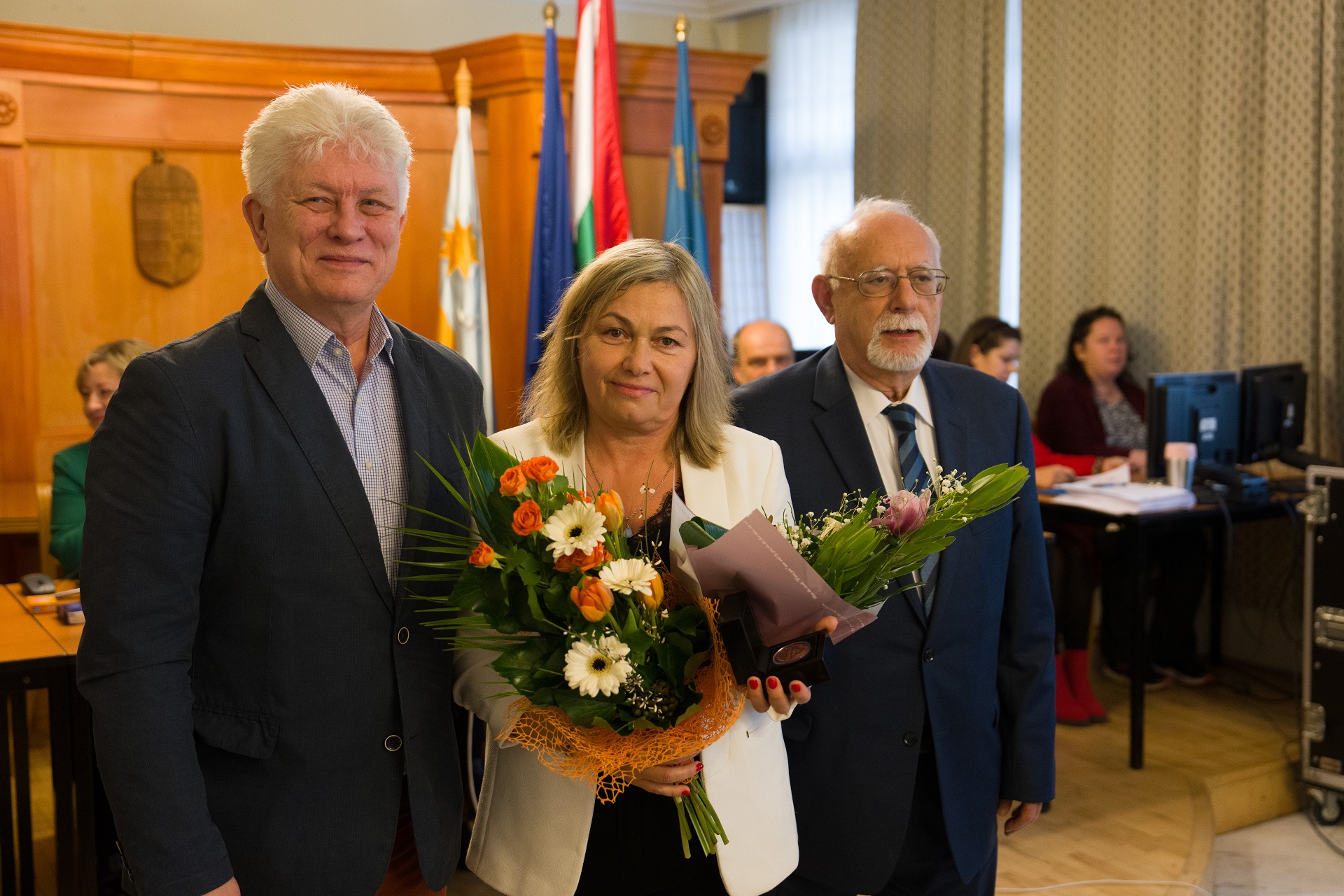 A díjátadón készült fotó a díjazottal, a kerületi polgármesterrel és a FSZEK főigazgatójával