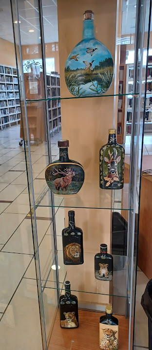 állatképekkel festett üvegpalakok
