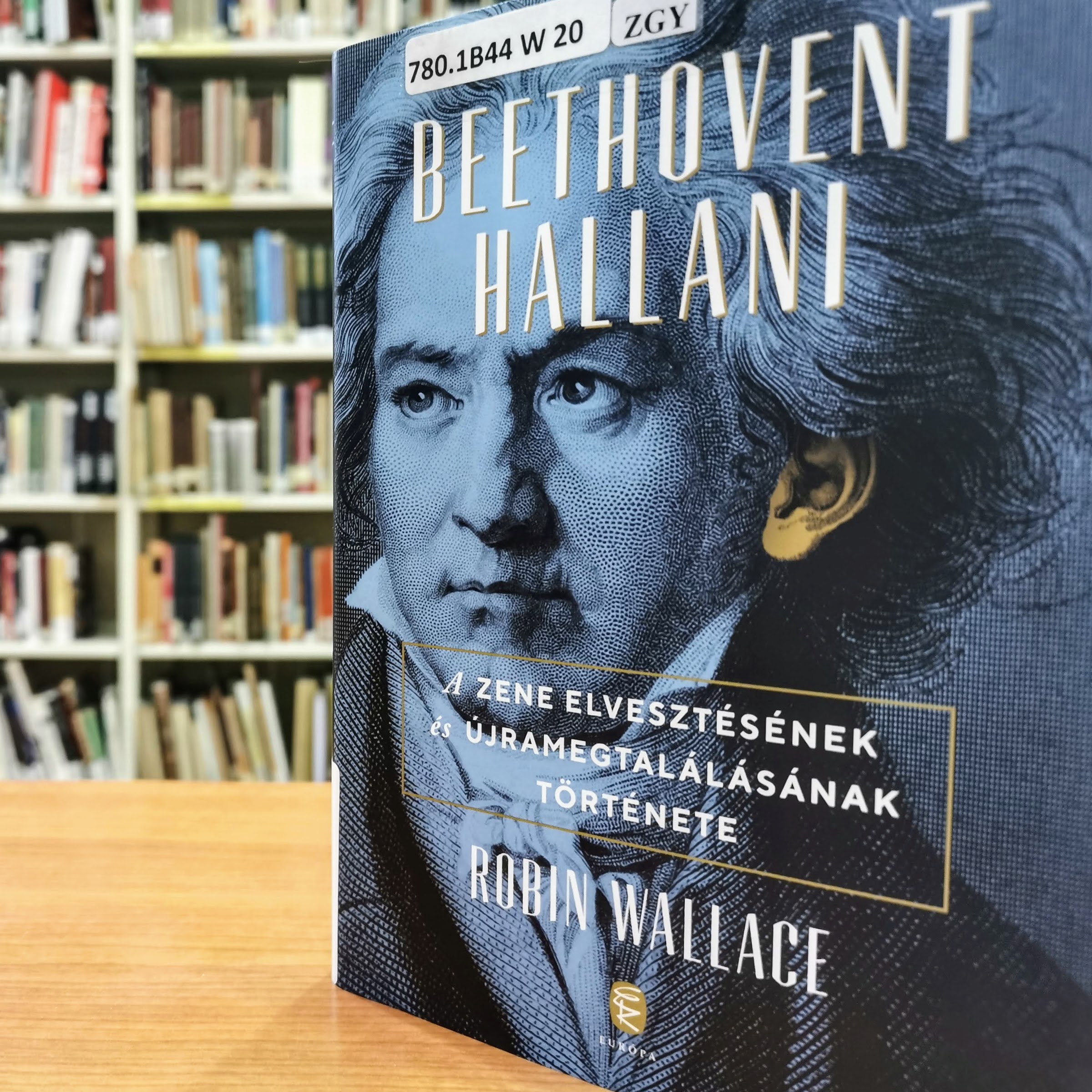 Beethovent hallani c. könyv borítója