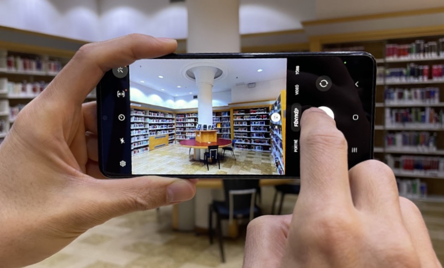 telefonos fotózás a könyvtár egyik termében