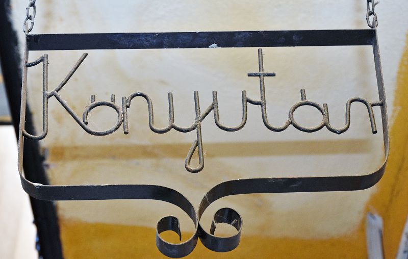 Könyvtár feliratú cégér