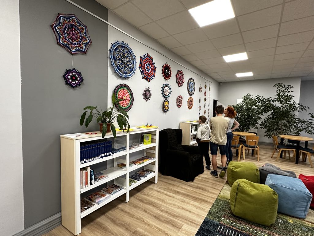 Fonalmandala kiállítás a Békásmegyeri Könyvtárban