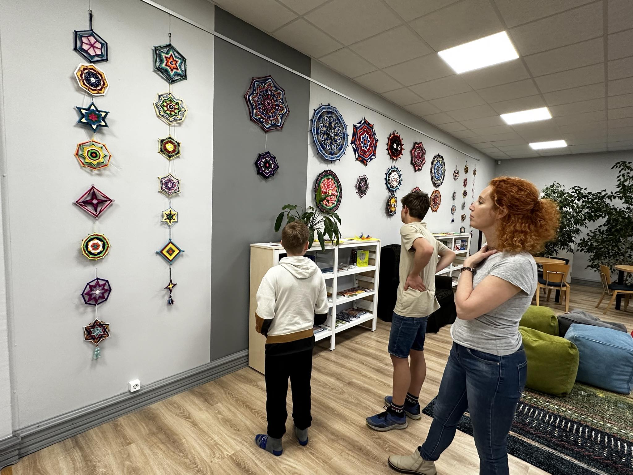 Fonalmandala kiállítás a Békásmegyeri Könyvtárban