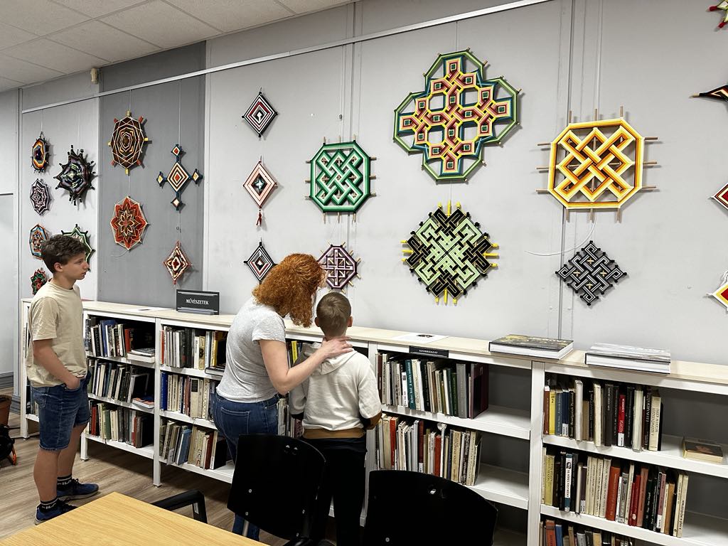 Fonalmandala kiállítás a Békásmegyeri Könyvtárban