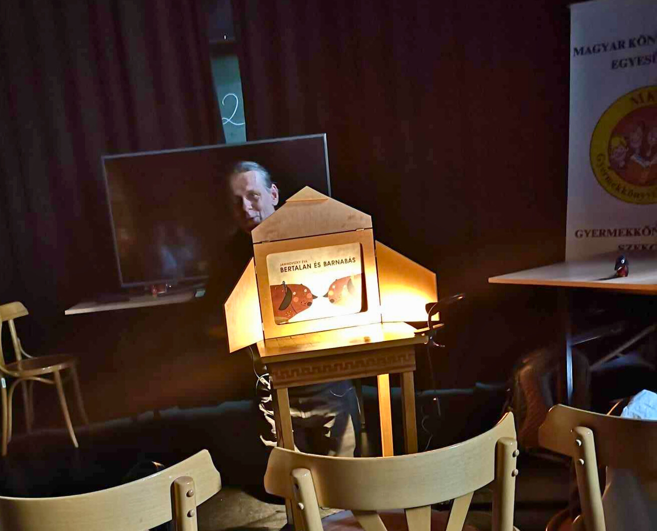 Halmai Gergő papírszínház előadása