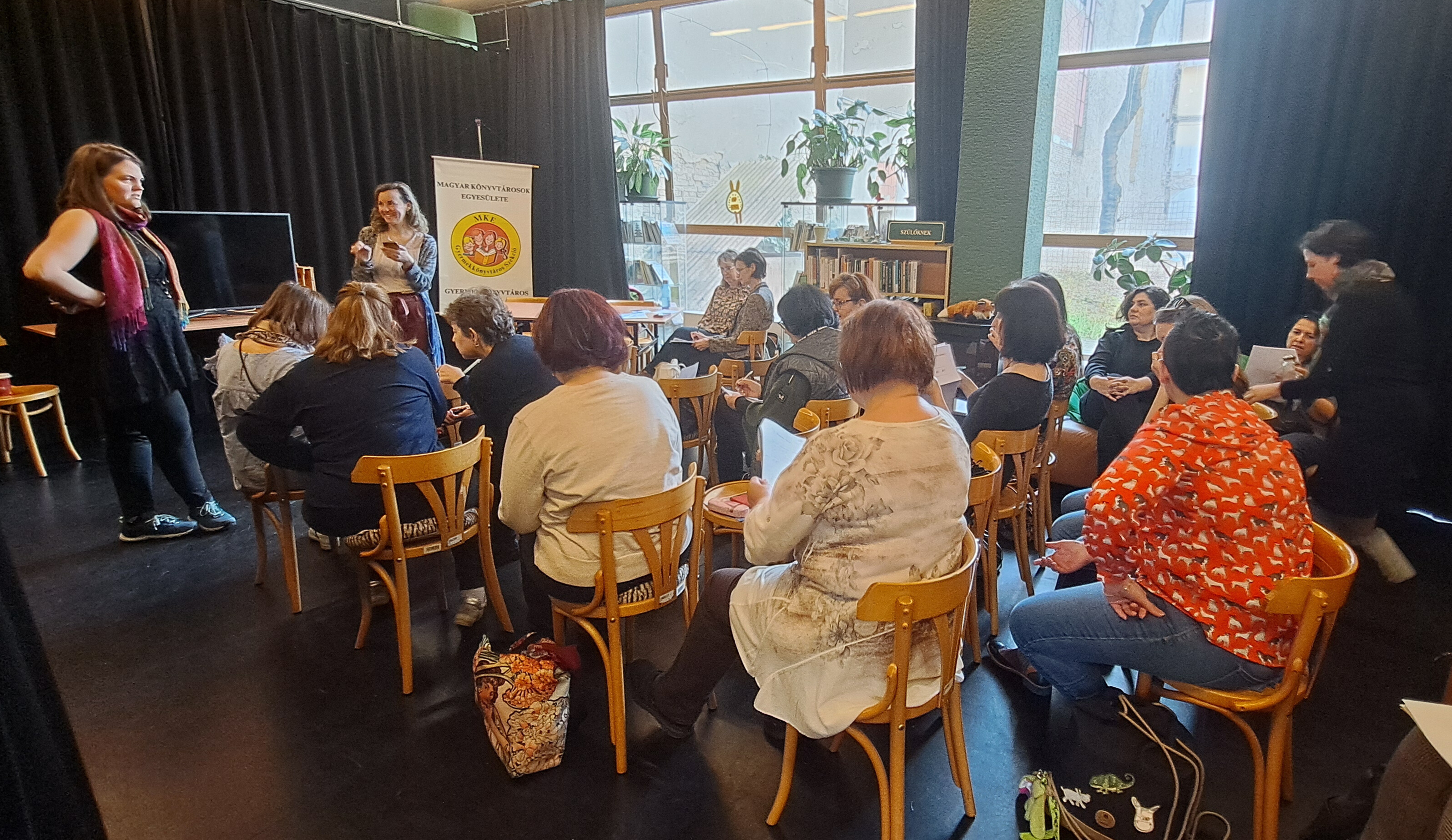 Könyvtárosok előadást hallgatnak