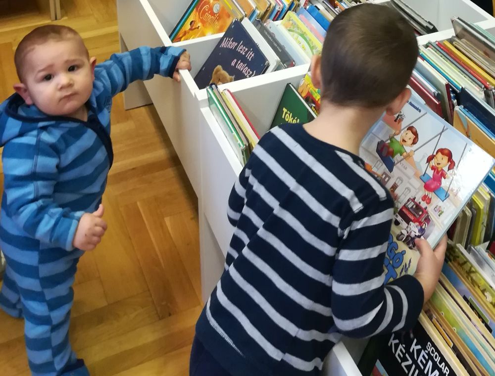 Könyvtári gyerekolvasók válogatnak a könyvek között