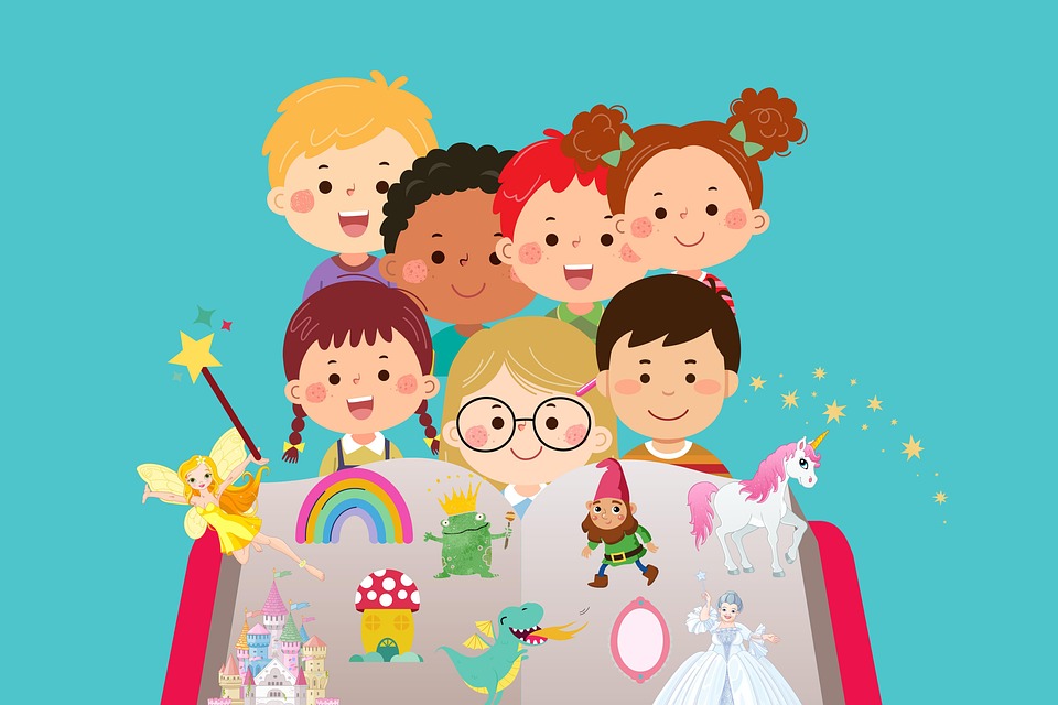 Nyitott könyv benne mesehősök felette gyerekek