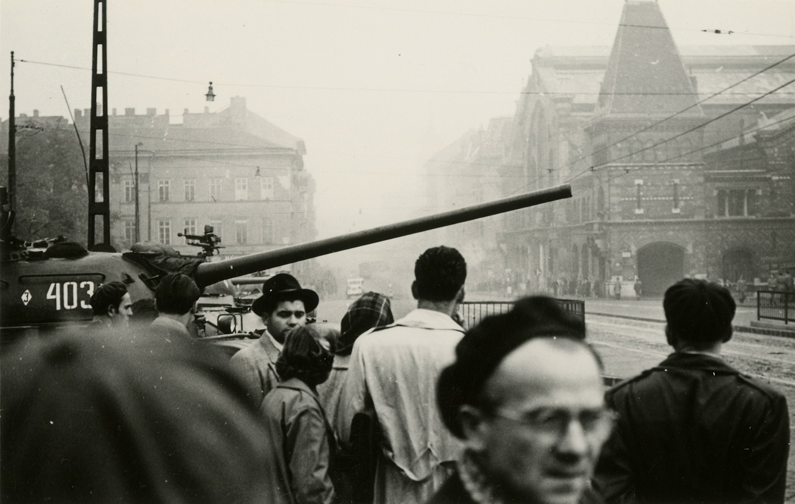 Tank és nézelődő emberek Budapest utcáin 1956-ban