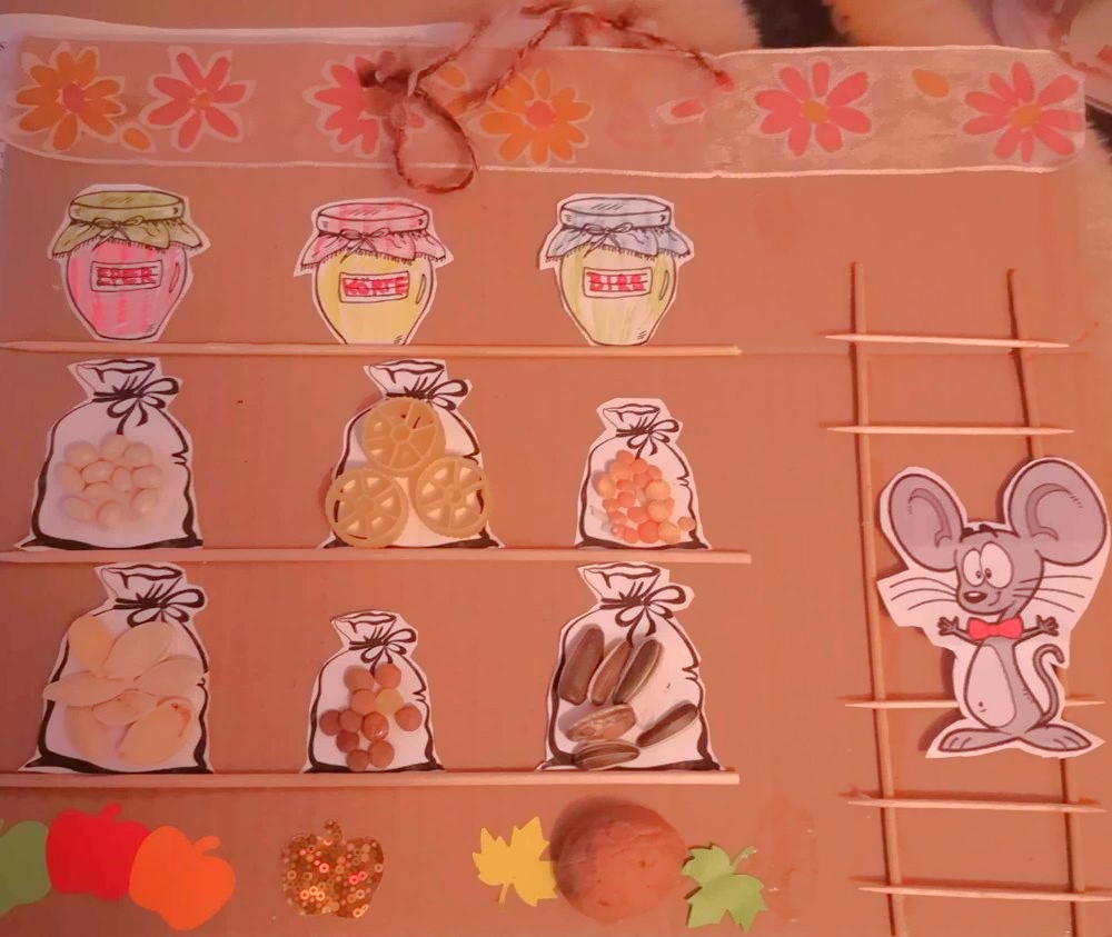 Papír-egér és papír befőttesüvegek valódi magokkal