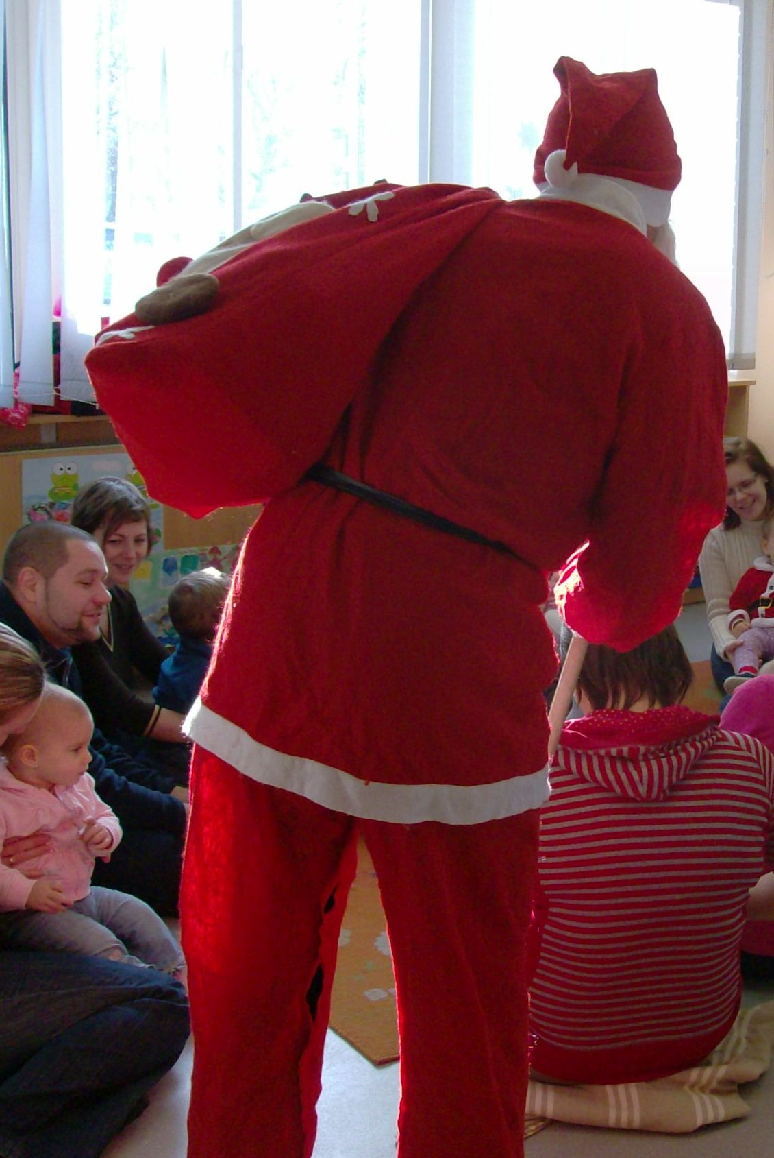 Mikulás hátulról fotózva