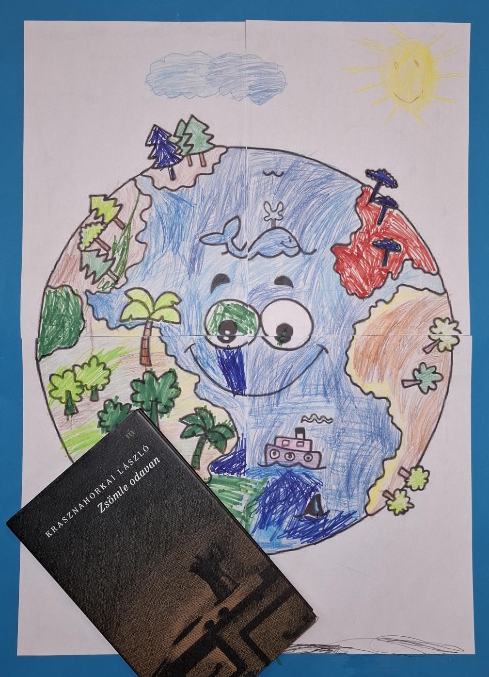 Rajzolt Földgömb és Krasznahorkai László Zsömle odavan című könyve