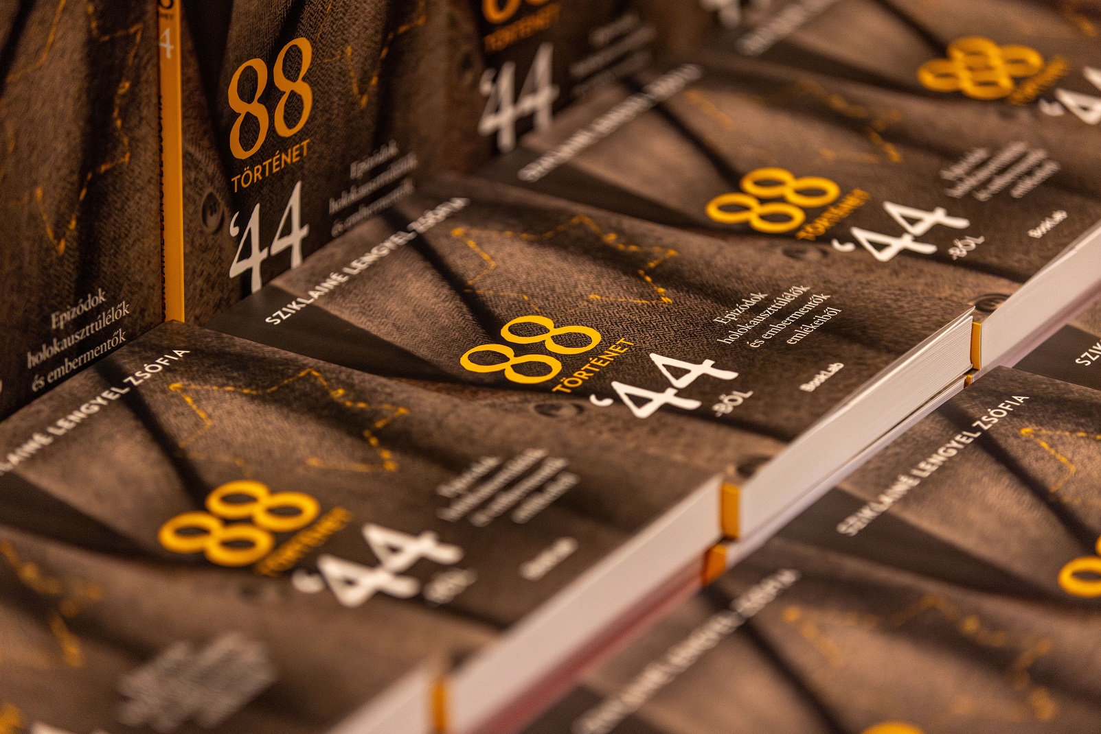 Sziklainé Lengyel Zsófia - 88 történet '44-ből című könyvek egymás mellett.