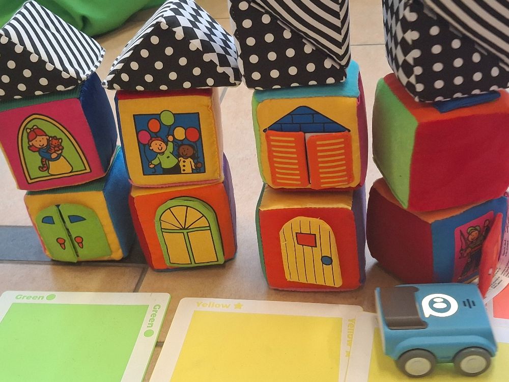 A Sphero Indi Car az építőkocka-házak előtt