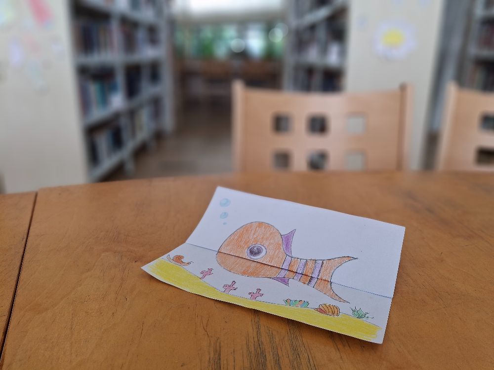 Rajz egy tengeri halról a könyvtárban