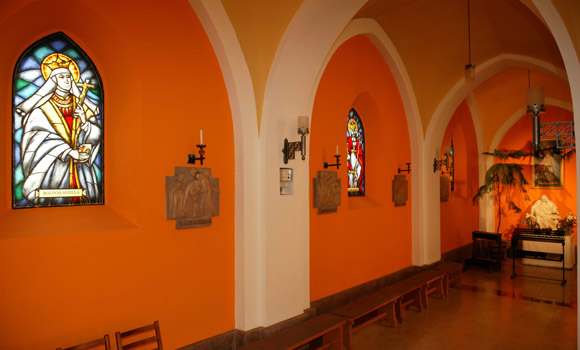 Színes üvegablakok a magyar Szent Család képeivel