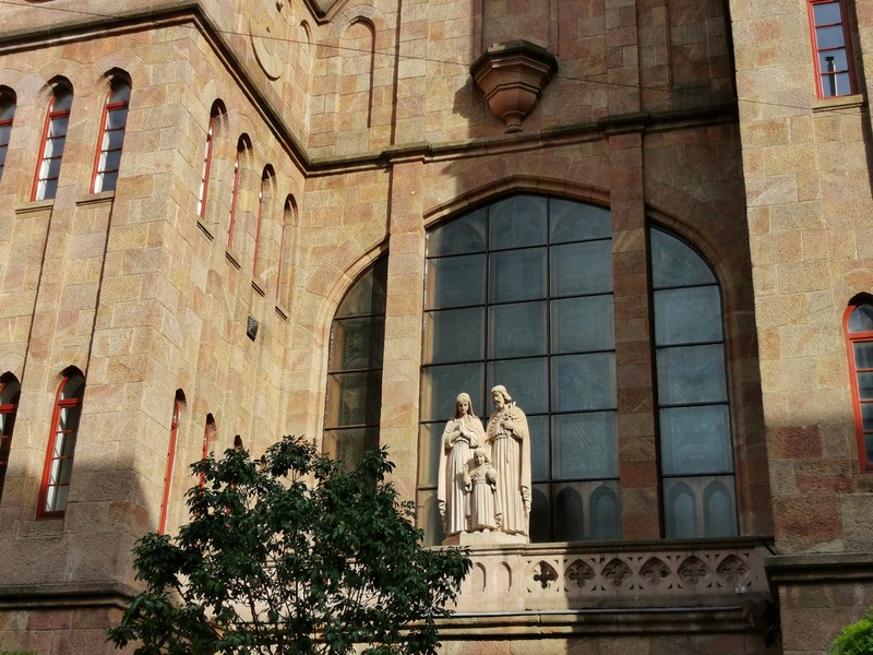 A két torony közötti ablak a Szent Család szoborcsoport mögött