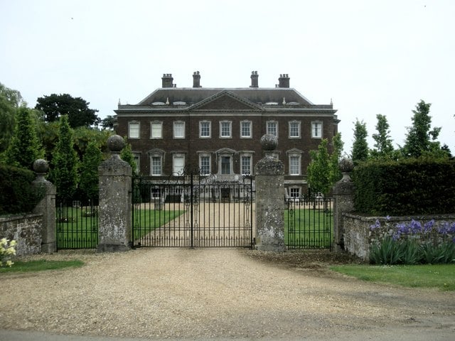 A filmbéli Netherfield Park – ami egy kitalált hely –, Mr. Bingley új otthona valójában Edgcote Hall, és Banburyben, Oxfordshire-ben található.   Fotó: geograph.org.uk